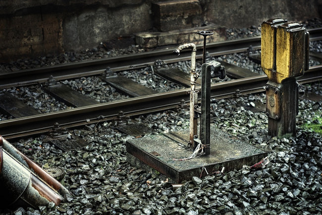 Der Hahn auf dem Bahnsteig